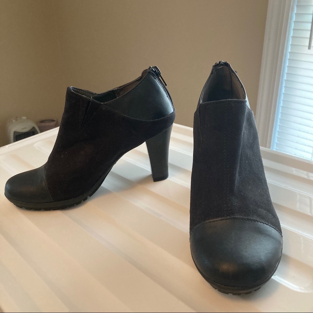 Aerosoles Black Ankle Booties (W 6)